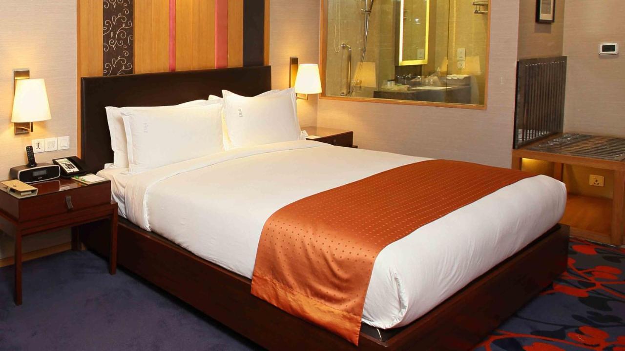 Holiday Inn New Delhi Mayur Vihar Noida By Ihg Ngoại thất bức ảnh A bed runner