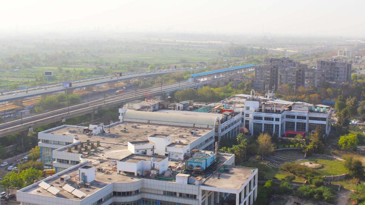 Holiday Inn New Delhi Mayur Vihar Noida By Ihg Ngoại thất bức ảnh View of the station from the top of a nearby building