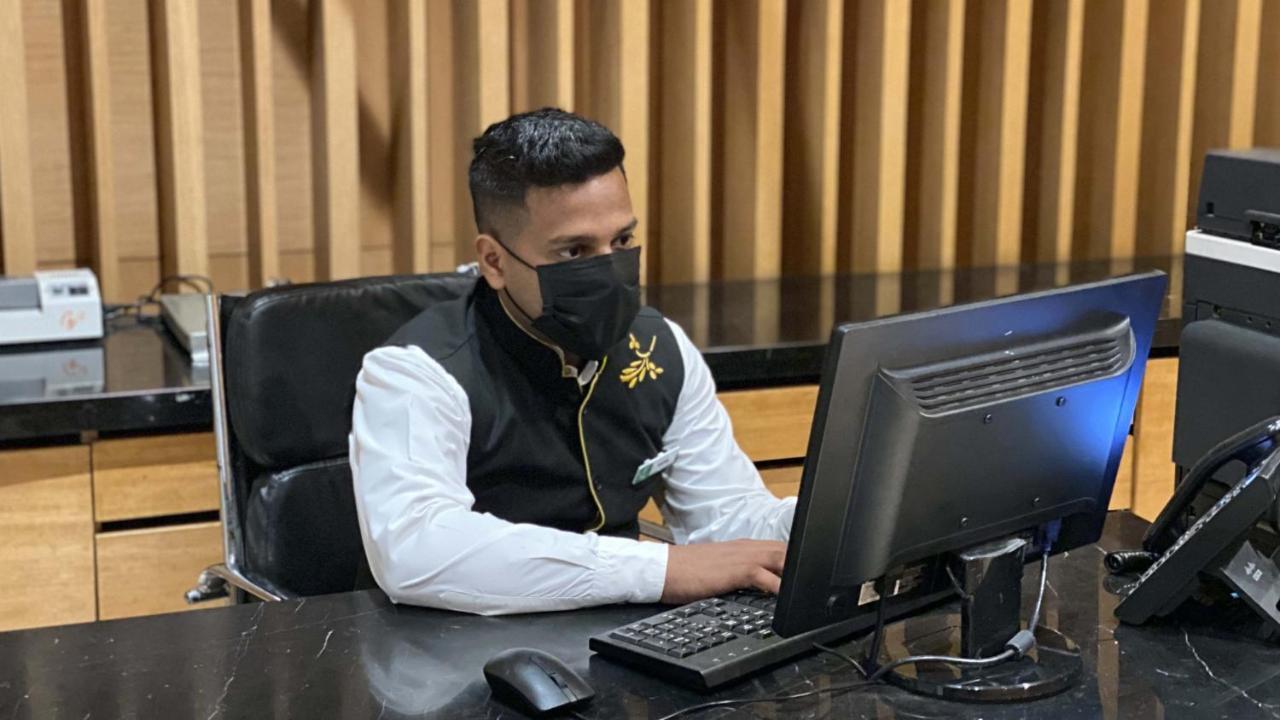 Holiday Inn New Delhi Mayur Vihar Noida By Ihg Ngoại thất bức ảnh A government employee in Myanmar wearing a face mask