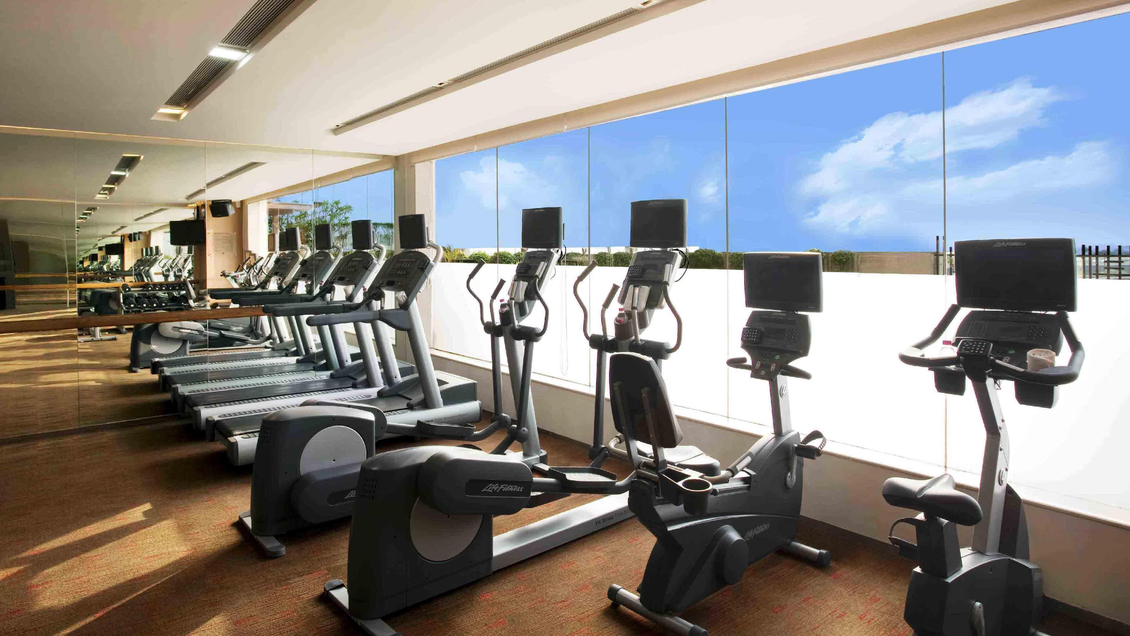 Holiday Inn New Delhi Mayur Vihar Noida By Ihg Ngoại thất bức ảnh The gym at the hotel