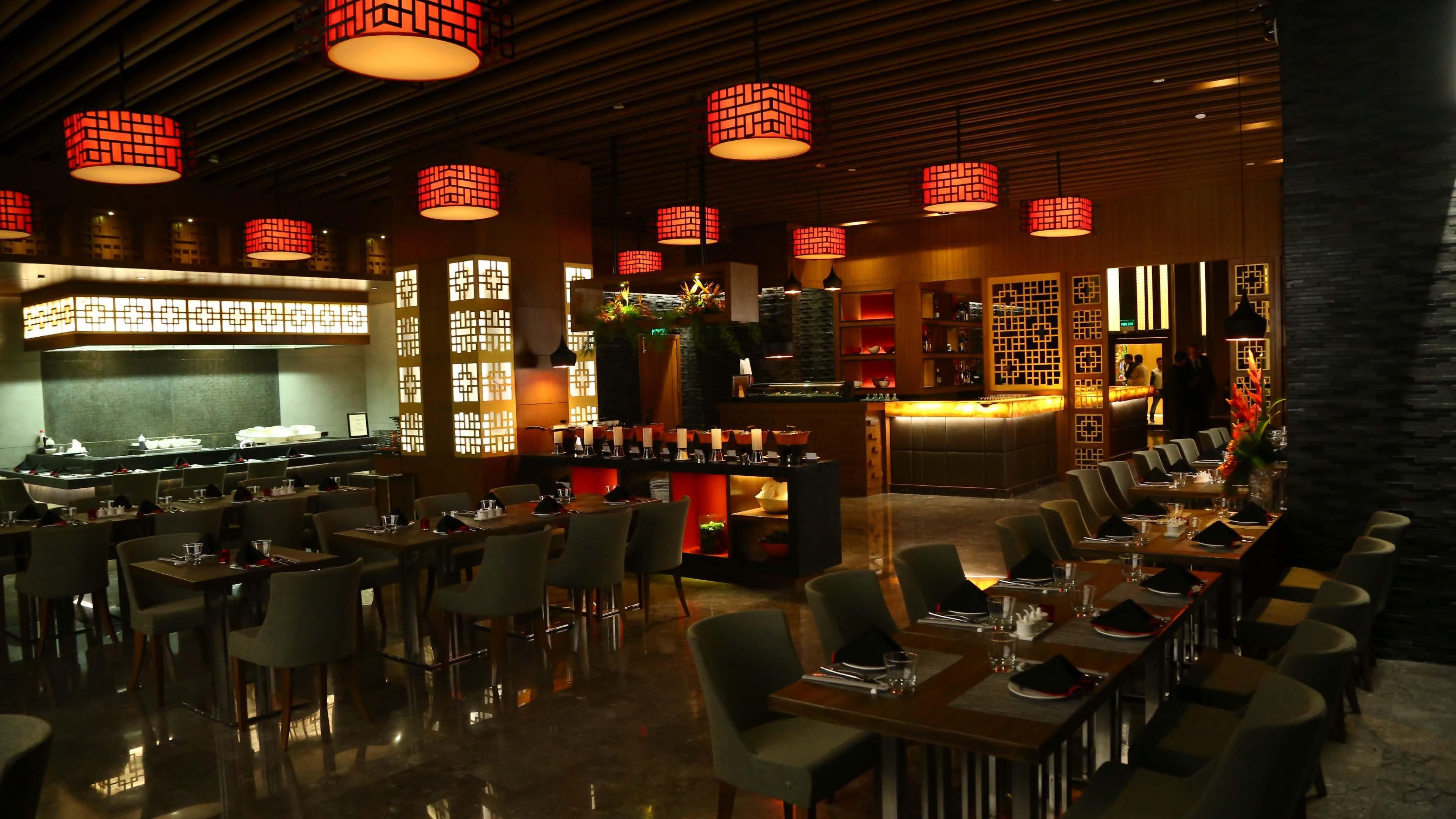 Holiday Inn New Delhi Mayur Vihar Noida By Ihg Ngoại thất bức ảnh The interior of the restaurant