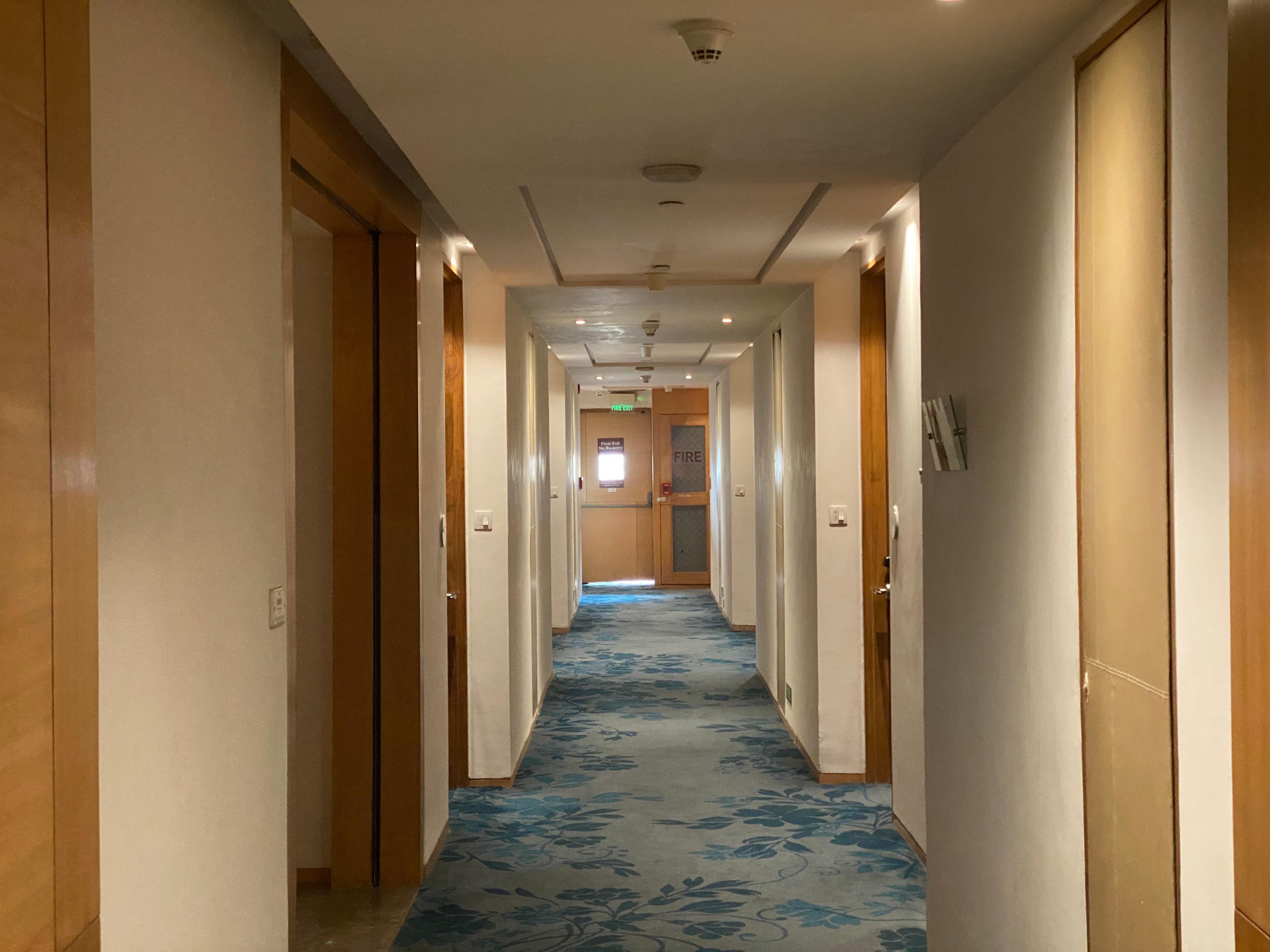 Holiday Inn New Delhi Mayur Vihar Noida By Ihg Ngoại thất bức ảnh A corridor at the hotel