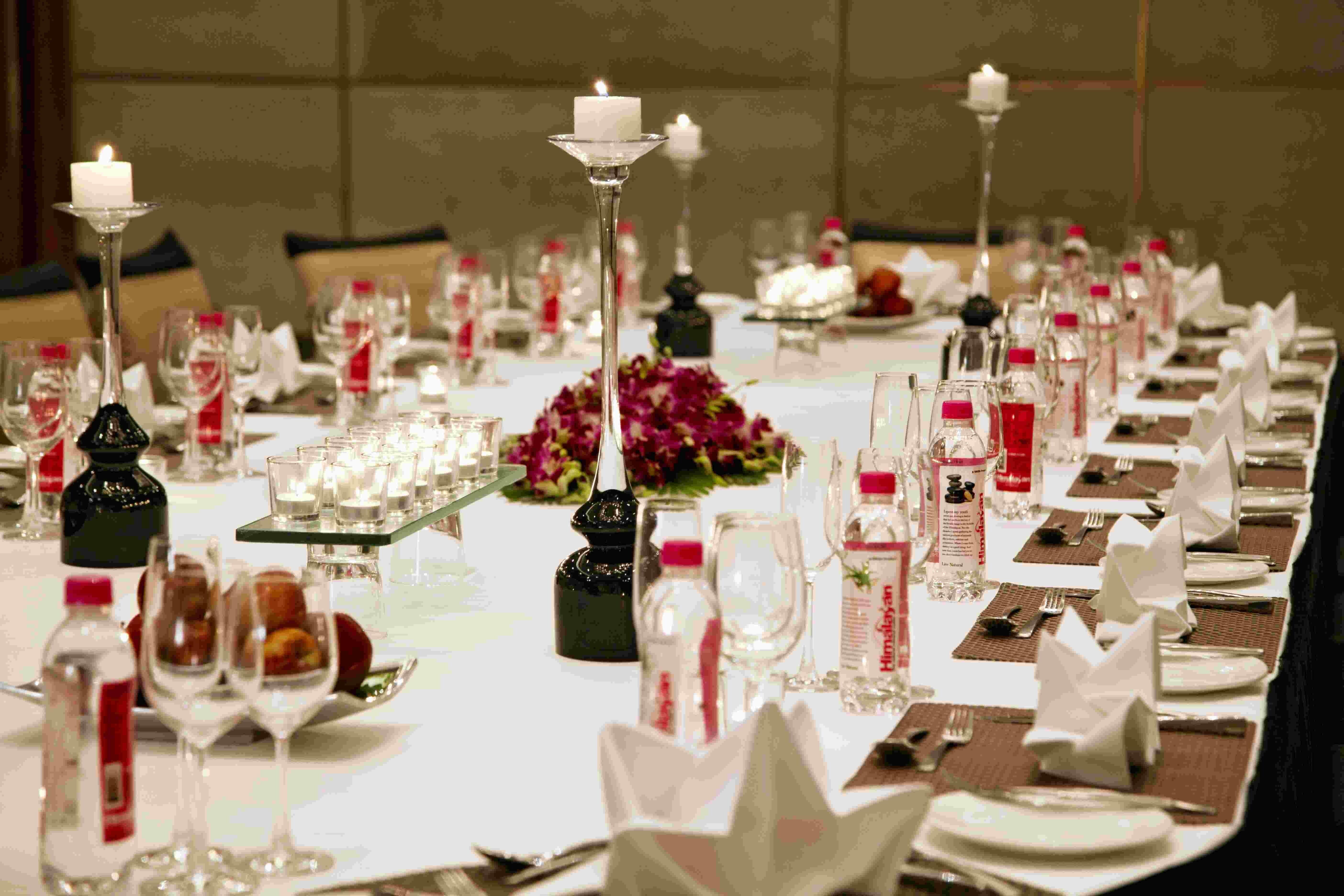 Holiday Inn New Delhi Mayur Vihar Noida By Ihg Ngoại thất bức ảnh A table set for a formal dinner