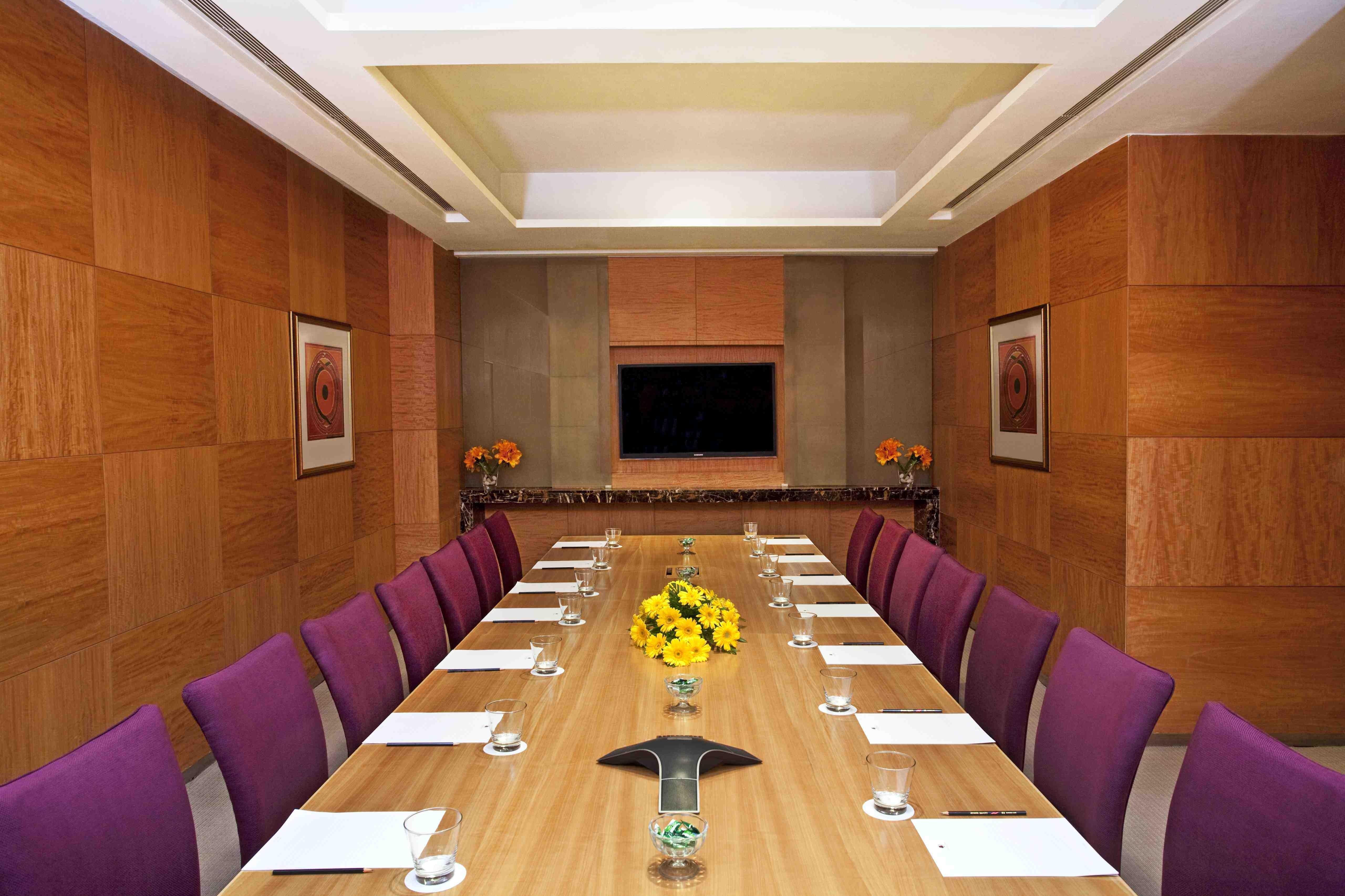 Holiday Inn New Delhi Mayur Vihar Noida By Ihg Ngoại thất bức ảnh A boardroom at a hotel