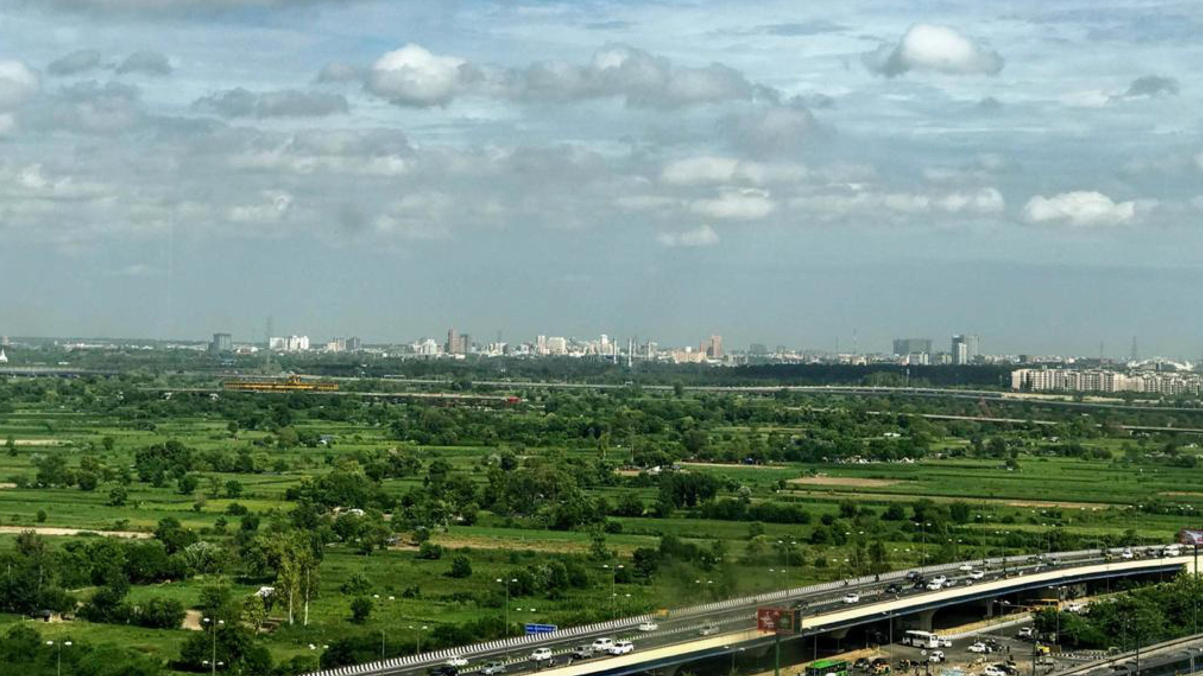 Holiday Inn New Delhi Mayur Vihar Noida By Ihg Ngoại thất bức ảnh View of the city from the highway