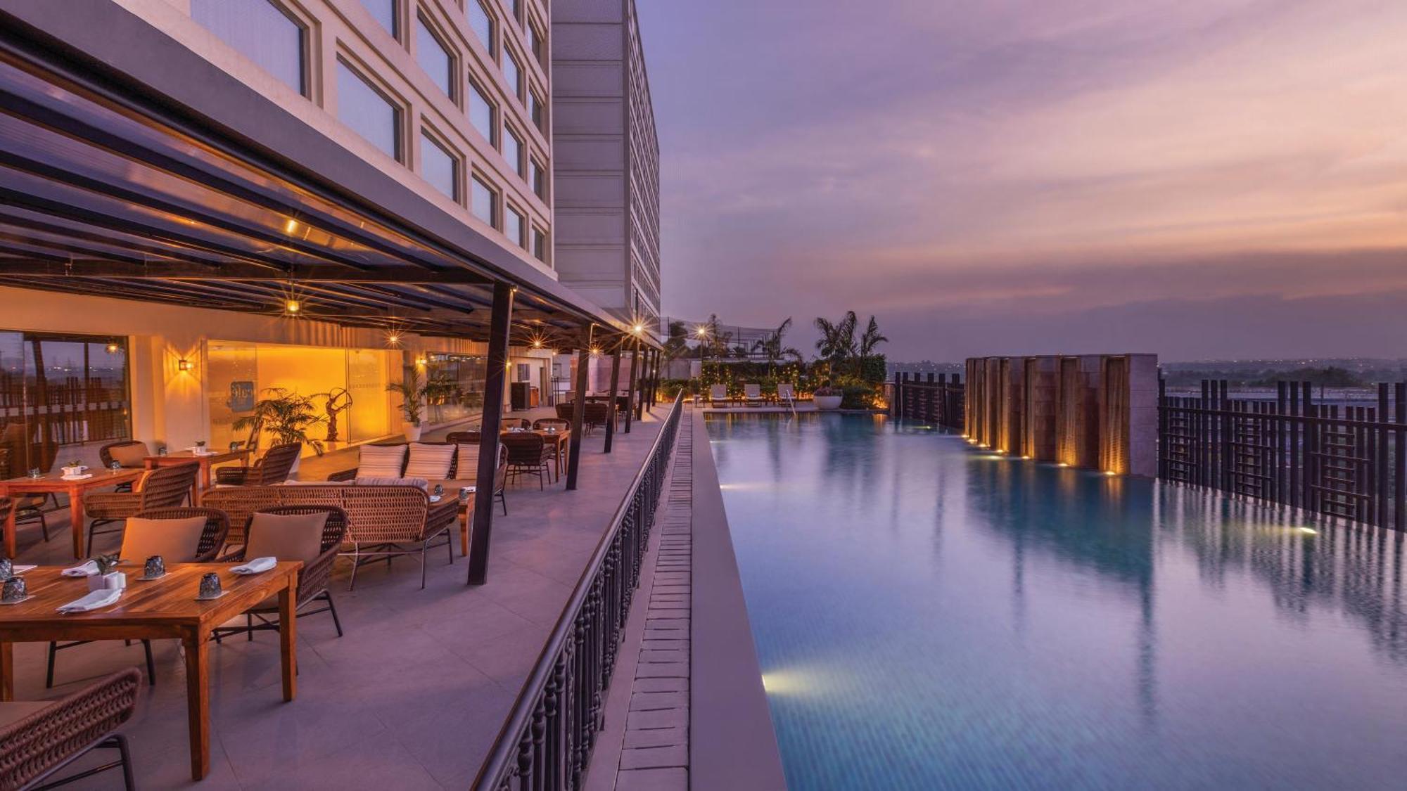 Holiday Inn New Delhi Mayur Vihar Noida By Ihg Ngoại thất bức ảnh The swimming pool at the hotel