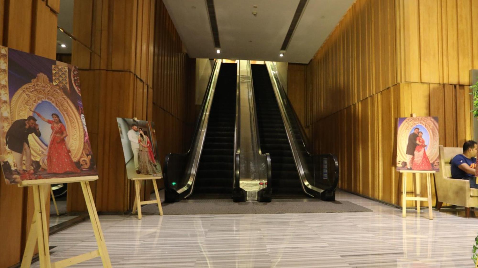 Holiday Inn New Delhi Mayur Vihar Noida By Ihg Ngoại thất bức ảnh Escalators at the lobby